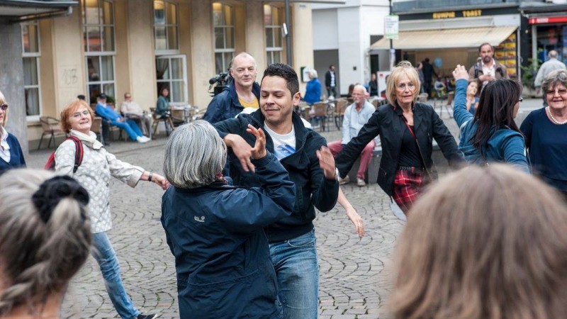 Lebe Liebe Deine Stadt, Circle Dance // Interventionen im öffentlichen Raum > Performance in der Innenstadt Elberfeld, Wuppertal